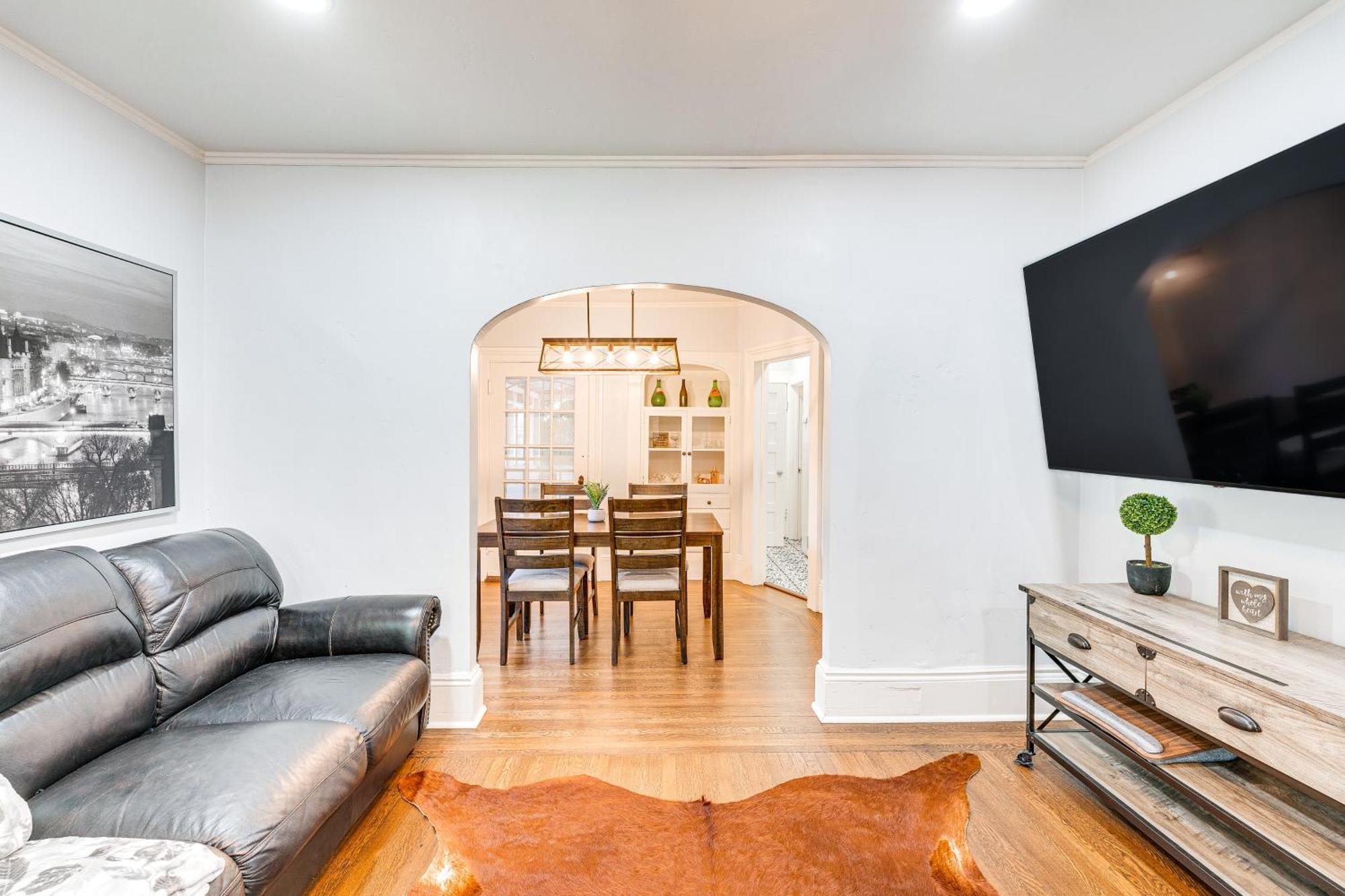 Bright Woodland Apartment Walk To Main Street Exterior photo